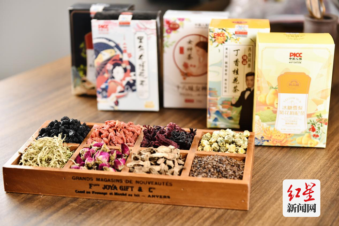 近年来，各种花茶新品牌在亳州纷纷出现。祝亮 摄
