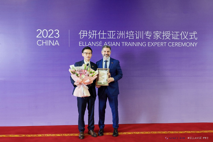 　　*欣可丽全球CEO——Miguel Pardos给黄海龙院长颁发的2023年度Ellansé伊妍仕「亚洲培训专家」称号