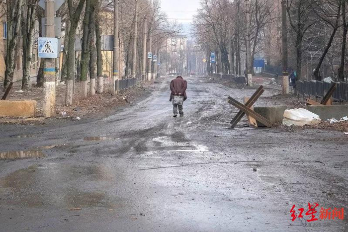 ↑一位老人走在巴赫穆特街道