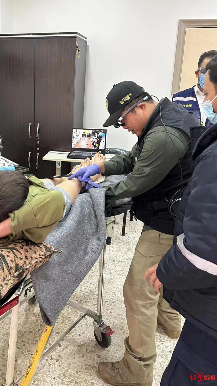 ↑张教官为灾民提供医疗救援