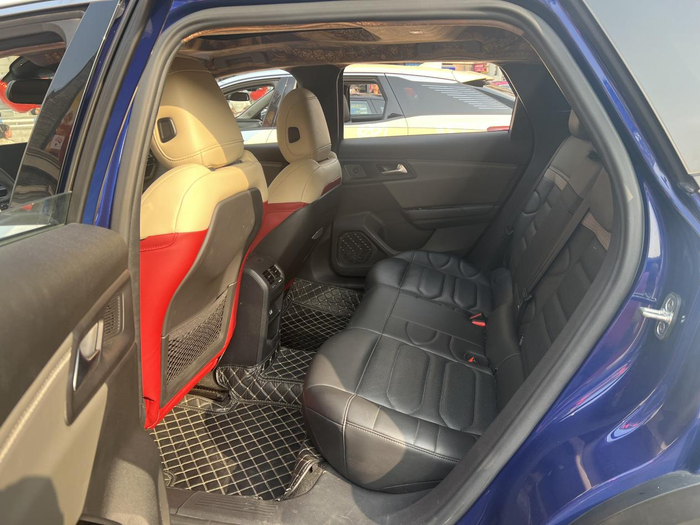 凡尔赛C5 X 后排空间  华龙网-新重庆客户端 张婧 摄