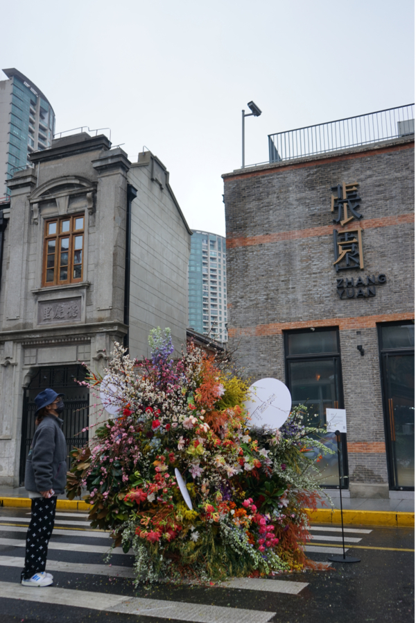 　　刷屏朋友圈的“爱神手捧”