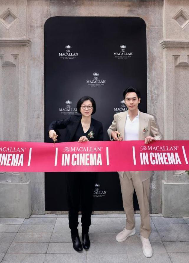 　　爱丁顿中国董事总经理 王小梅与麦卡伦品牌形象大使张若昀共同为展览启幕