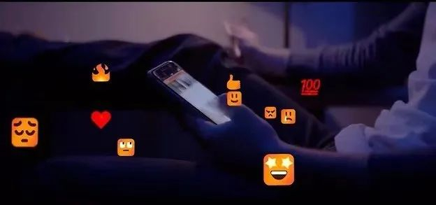 不断出现的小红点，容易让人分心。/纪录片《监视资本主义：智能陷阱》