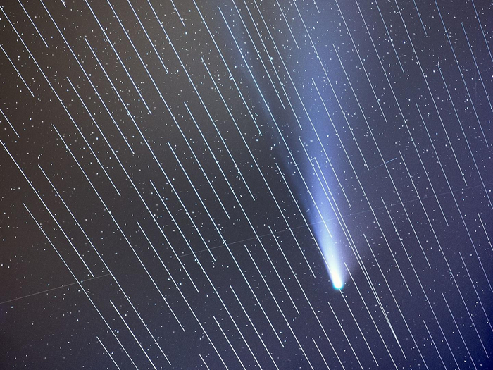 ↑星链卫星留下的条纹干扰了对Neowise彗星的观测