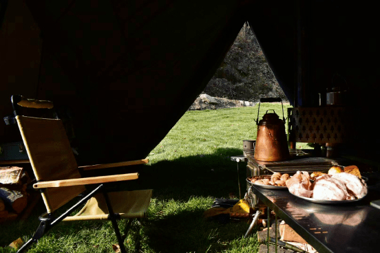 　　筱璐在帐篷中准备早餐