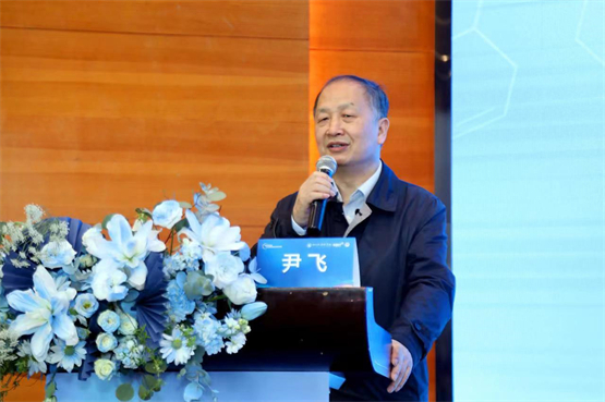 　　首届湘雅名医，湖南省医学会儿科专委会主任委员尹飞教授