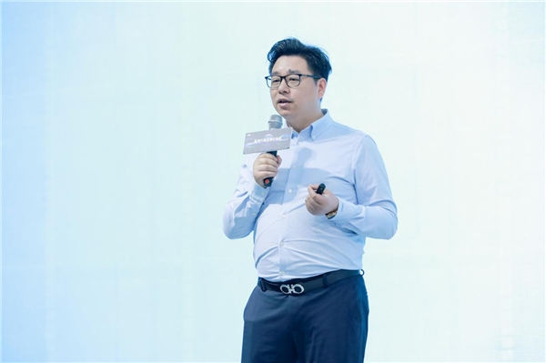 　　图:“慕江南丝巾”创始人周大帅