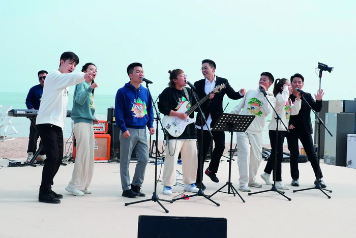 “东方甄选”的主播们在山东现场直播（董宇辉为左三）