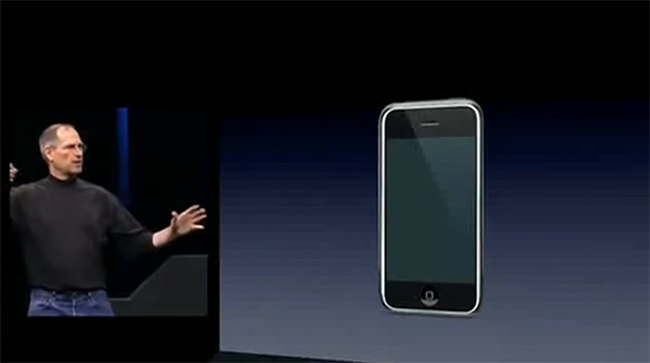  图为乔布斯发布第一代iPhone