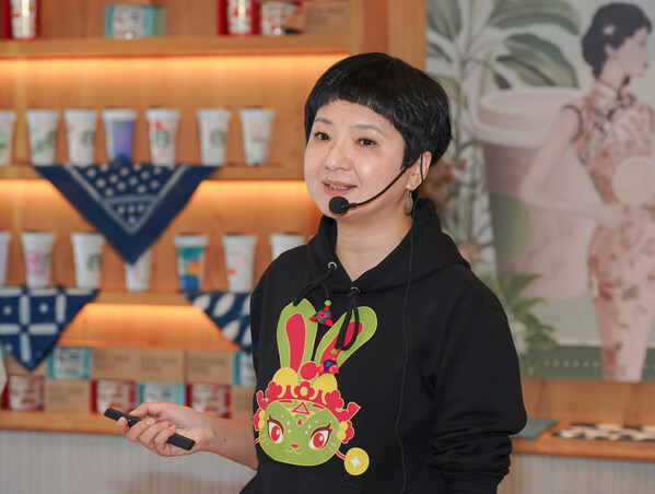 　　上海工艺美术职业学院产品设计学院服装与服饰设计专业负责人郭丽莹作为设计师代表分享项目支持体验