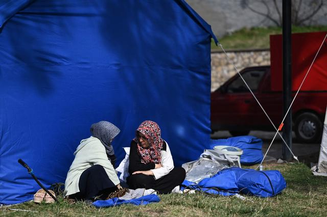 当地时间3月4日，土耳其卡赫拉曼马拉什，两名女子坐在中国捐赠的帐篷外。图/视觉中国