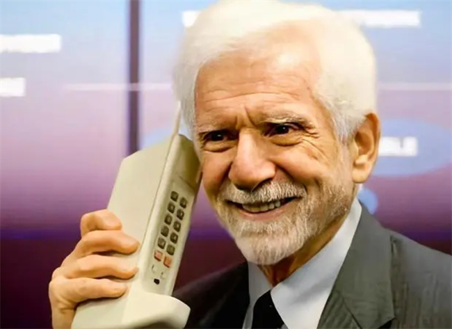 图为创造世界上第一台民用手机的马丁库帕