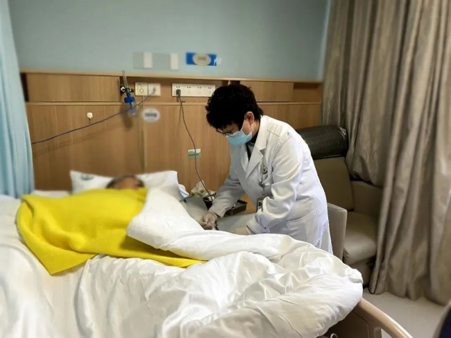 　　泰康申园康复医院卢士云医生在病房看诊