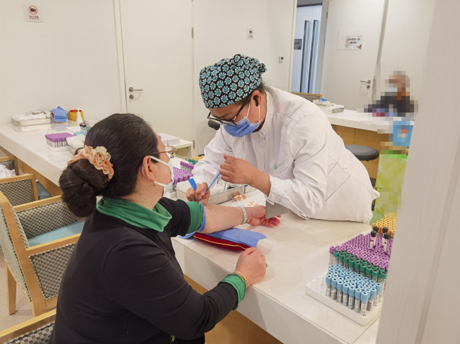 　　肖俊英护士长为患者抽血