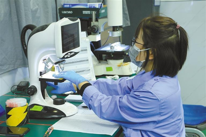 3月3日，杨凌美畅新材料股份有限公司工作人员在检测产品。 通讯员 徐伟强摄