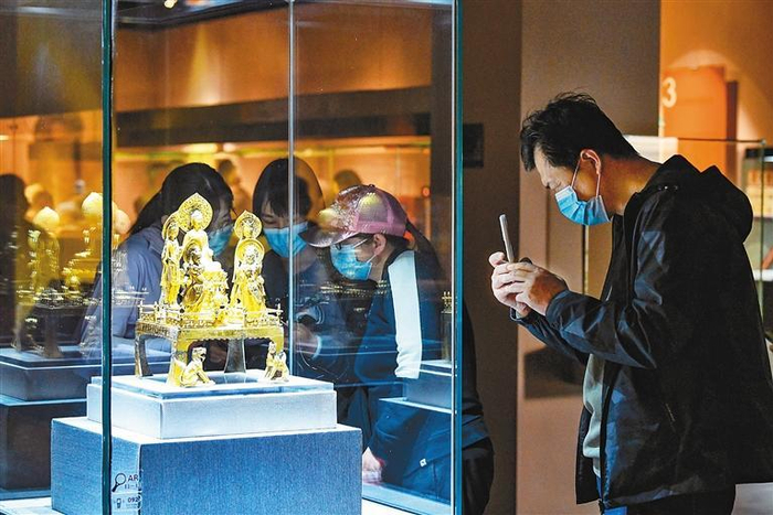 游客在西安博物院博物馆展厅参观（资料照片） 记者 郝钟毓 摄