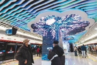 大连市民参与地铁5号线试乘体验活动。记者王荣琦摄