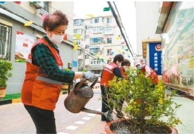 和合大院的居民清扫小区，美化家园环境。特约记者王华摄