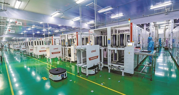 一月九日，工人在陕西隆基乐叶光伏科技有限公司车间作业（资料照片）。 记者 袁景智摄