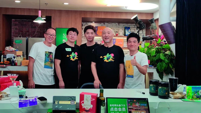 陈佩斯父子在直播间宣传新书