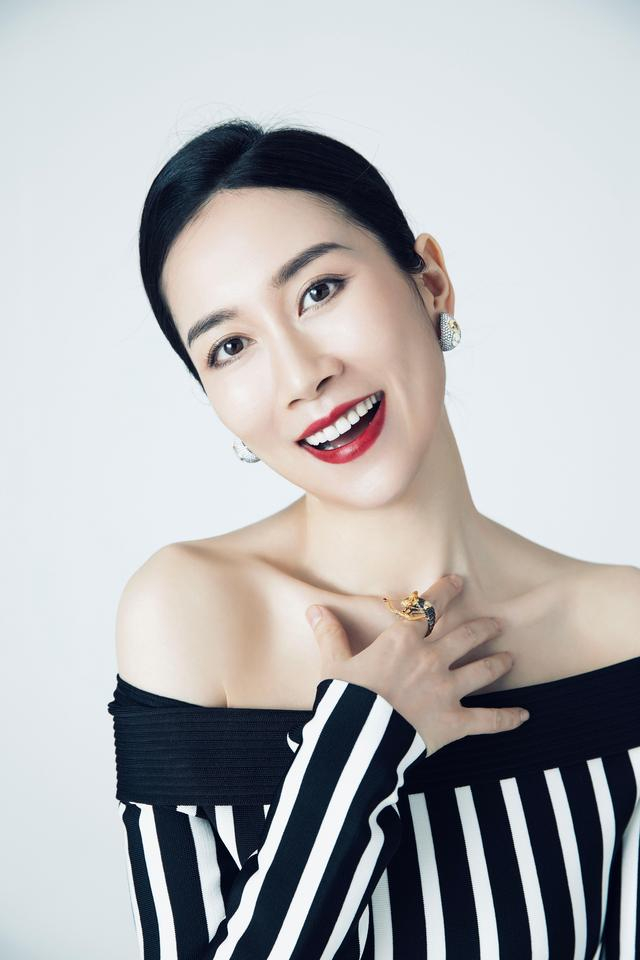 已经40+的温峥嵘认为，人生无须听别人的建议，顺其自然，以当下的感受最为重要。  受访者供图