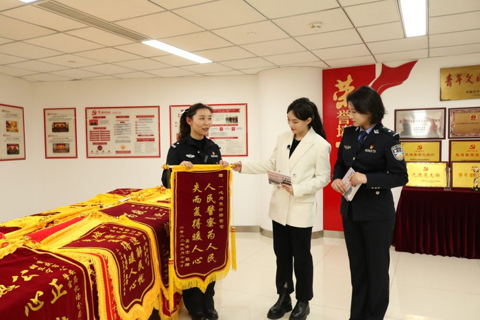 机场公安收到锦旗100余面。警方供图