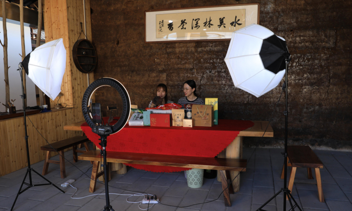 年轻人用直播推广林业产品