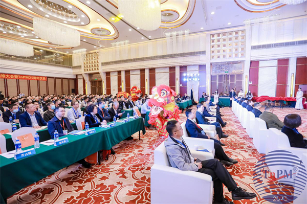 　　醒狮起舞为大会祝福