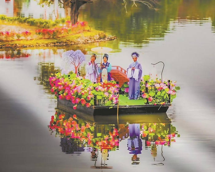     图②：莆阳开春期间，在白塘湖举行的水上莆仙戏演出钱小燕 摄