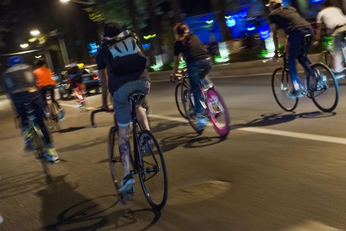 大街上呼啸而过的「死飞」| 图片来源：视觉中国