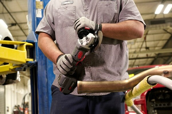 　　无线生产，无限可能：英格索兰 G5351M无线锂电角磨机