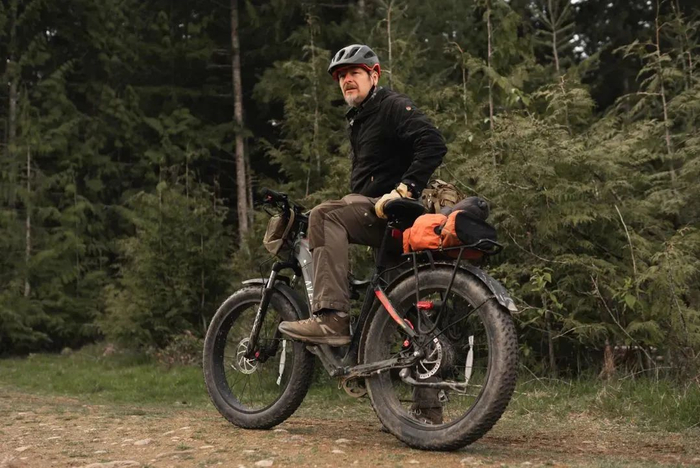 Chris morgan 骑着 Aventon 在森林中穿梭 | 图片来源：Aventon