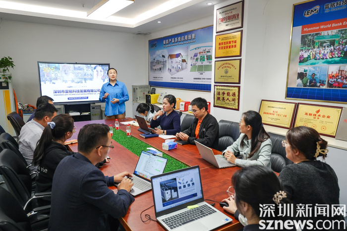 陈解群与同事商讨经营事宜。