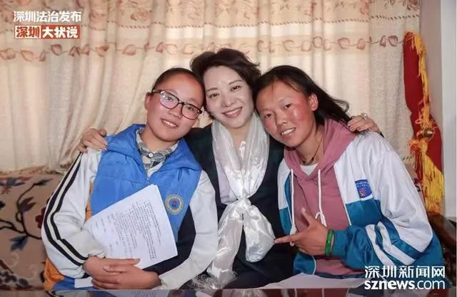 闵齐双律师与受资助的西藏女学生合影。