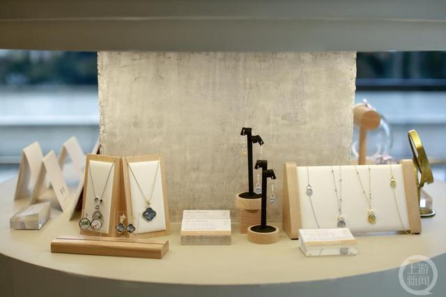 ▲姚建萍和女儿创造的苏绣文创作品。图片来源/受访者供图