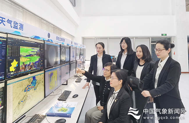 图为顶起首都气象预报服务“半边天”的北京市气象台“娘子军”在分析研判天气情况 北京市气象台供图