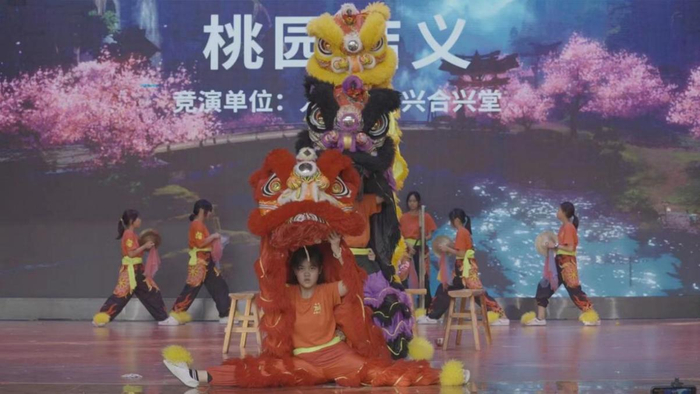 女孩们参加比赛时表演的桃园结义