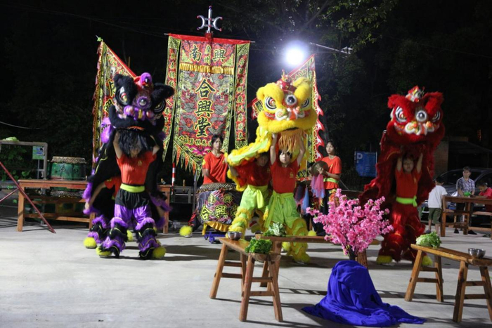 在村里的第一次演出，女孩子们格外的兴奋和卖力