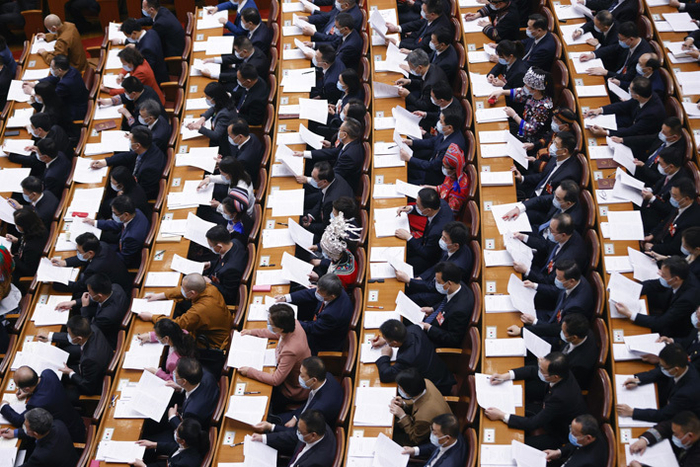 3月7日，十四届全国人大一次会议在北京人民大会堂举行第二次全体会议。这是代表们在认真听会&nbsp;新华社图