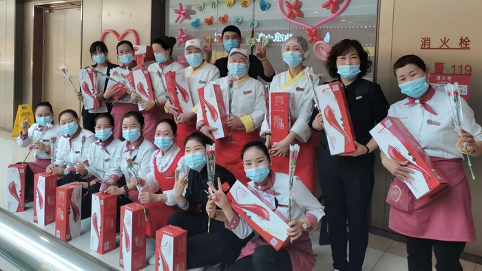 　　店长为女员工们过38节