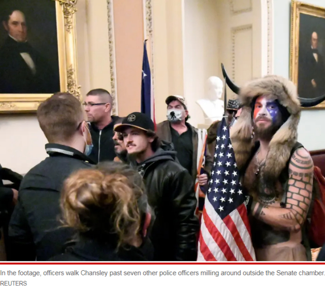 “牛角男”雅各布·钱斯利 图源：路透社