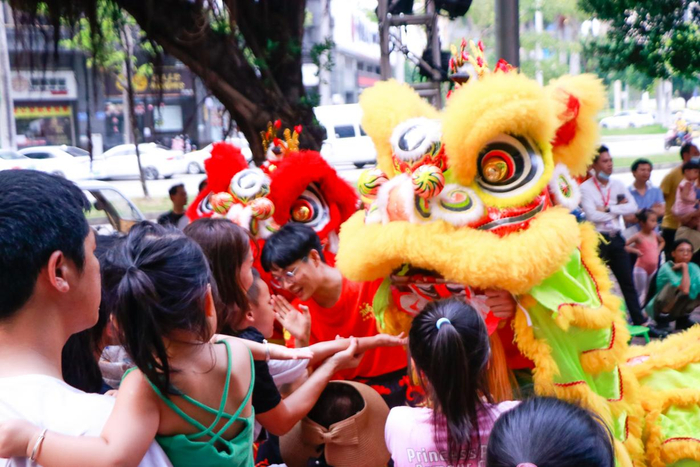 醒狮在广州是一种常见的表演形式，醒狮队也大多依靠承接商演活着