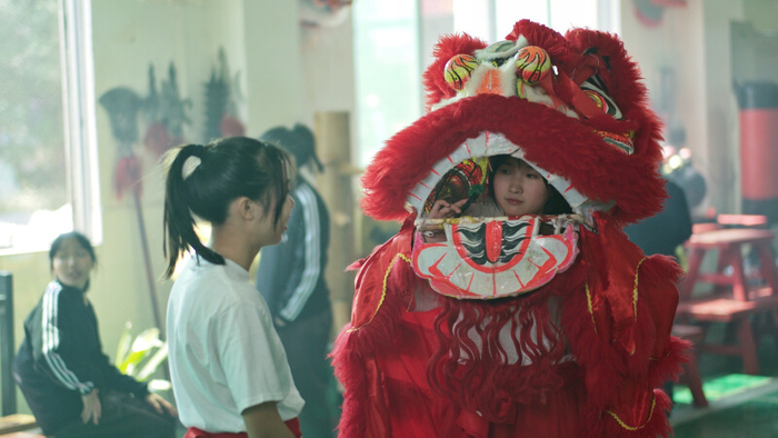 练习扛狮头的吴淑贤（右一）和队友邝俊宇（左一）