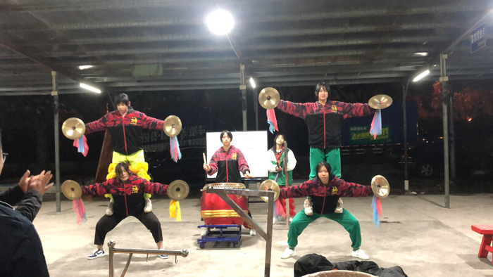 练习到深夜的女孩子们