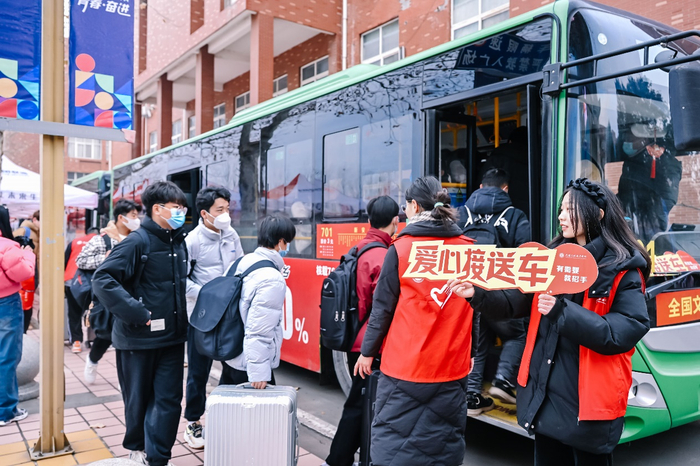 　　洛阳科技职业学院为学生安排返校接送车辆