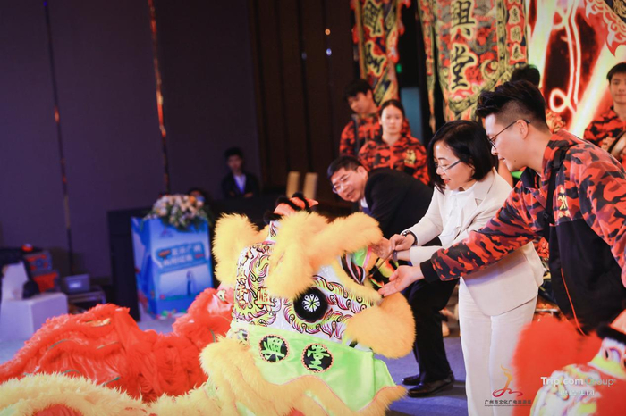 广州市文化广电旅游局局长刘瑜梅为狮头点睛