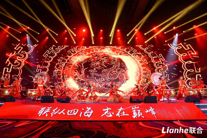 　　表演《盛世联合》