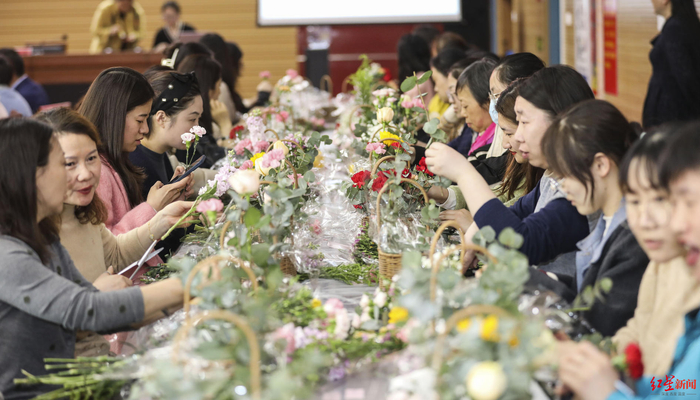 ↑2023年3月8日，江苏淮安，第三人民医院医护人员在插花。图据视觉中国