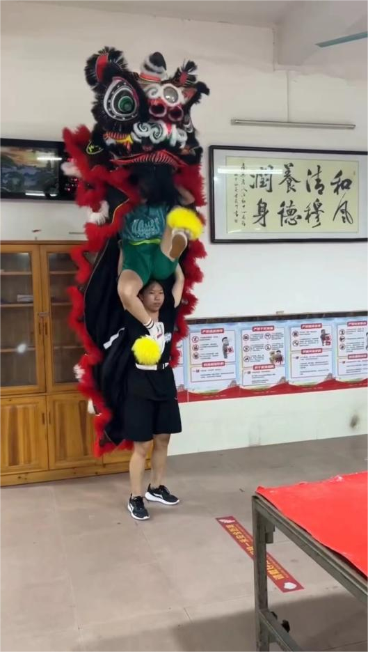 正在练习“坐头”的吴淑贤和邝俊宇